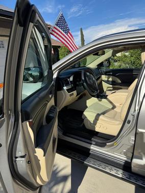 Beige 2015 Toyota Highlander Limited