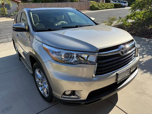 Beige 2015 Toyota Highlander Limited