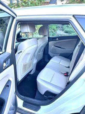 White 2018 Hyundai TUCSON SEL