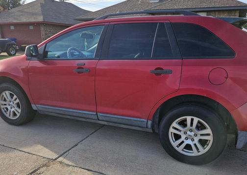 Red 2007 Ford Edge SE