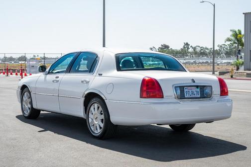 White 2008 Lincoln Town Car Signature Limited