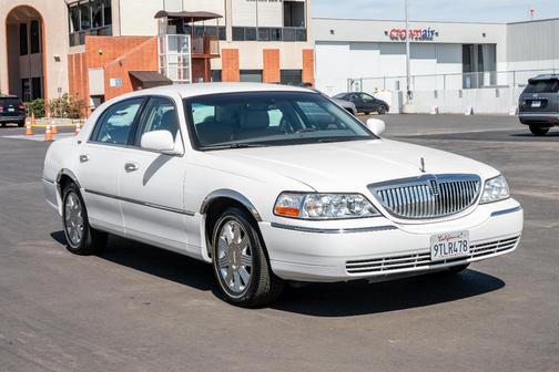White 2008 Lincoln Town Car Signature Limited