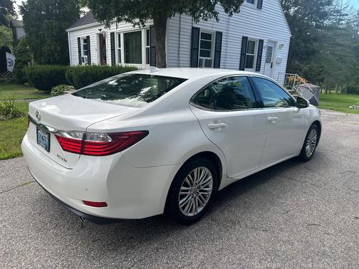 White 2015 Lexus ES 350 Base