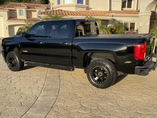 Photo 3 of 28 of 2017 Chevrolet Silverado 1500 2LZ