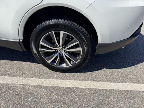White 2021 Toyota Venza LE