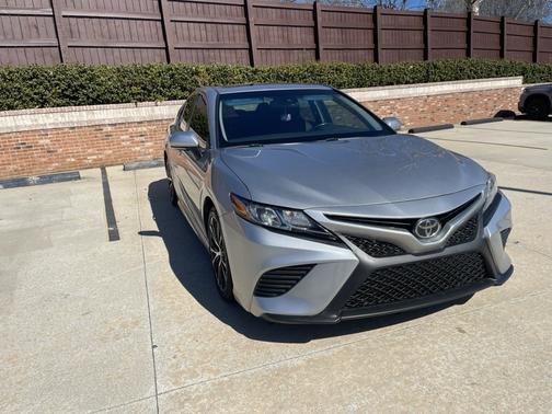 Silver 2018 Toyota Camry SE