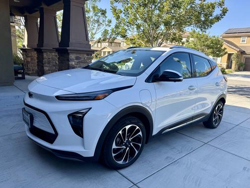 White 2023 Chevrolet Bolt EUV Premier