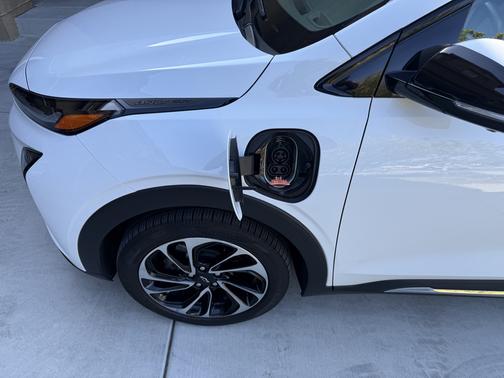 White 2023 Chevrolet Bolt EUV Premier