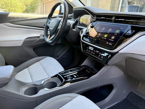 White 2023 Chevrolet Bolt EUV Premier
