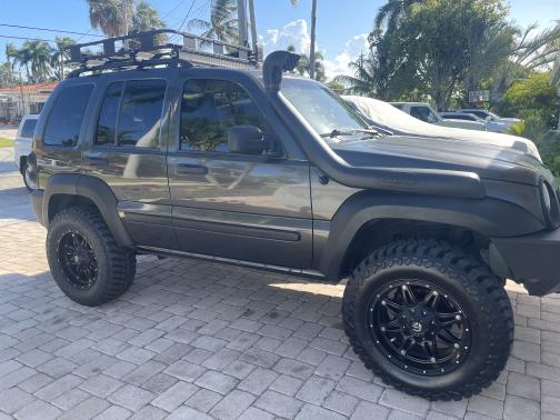 Photo 1 of 17 of 2005 Jeep Liberty Limited