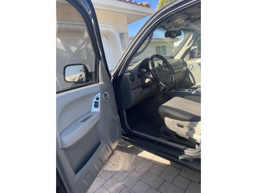 Photo 4 of 17 of 2005 Jeep Liberty Limited