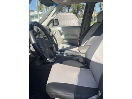 Photo 5 of 17 of 2005 Jeep Liberty Limited
