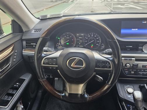 2016 Lexus ES 300h Base