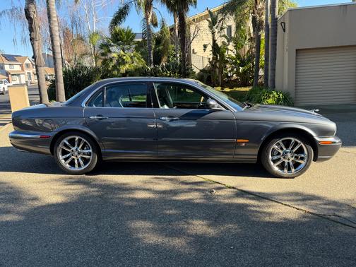 2005 Jaguar XJR Base