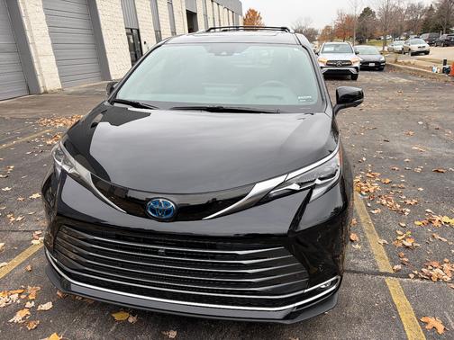 2025 Toyota Sienna Platinum