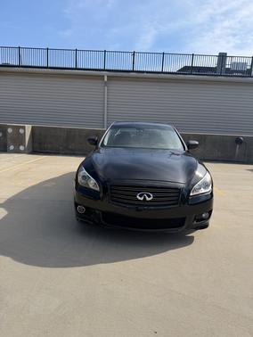 Black 2011 INFINITI M56 Base