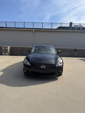 Black 2011 INFINITI M56 Base