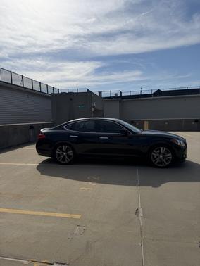 Black 2011 INFINITI M56 Base