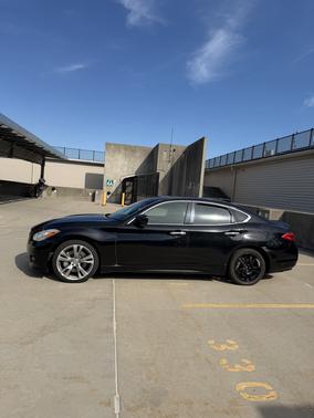 Black 2011 INFINITI M56 Base