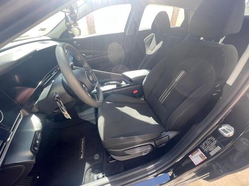 Black 2024 Hyundai ELANTRA SEL