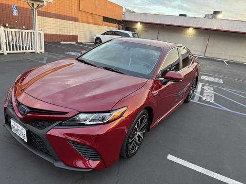 2018 Toyota Camry Hybrid LE
