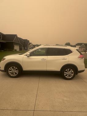 White 2016 Nissan Rogue SV