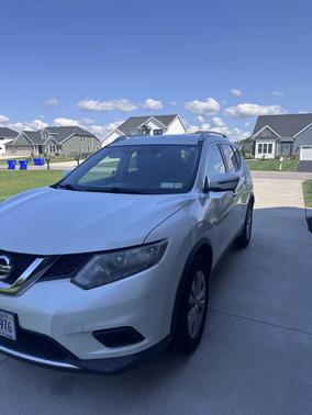 White 2016 Nissan Rogue SV