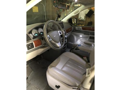 Photo 2 of 6 of 2009 Chrysler Town & Country Touring