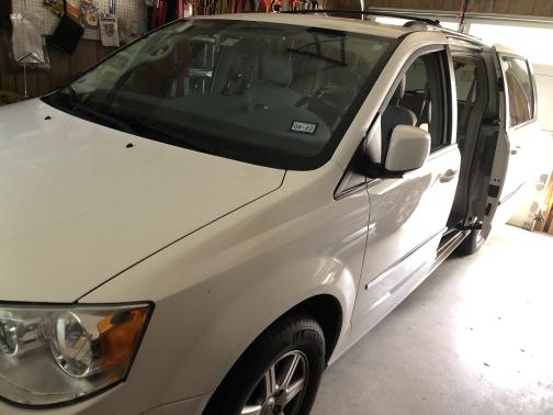 Photo 3 of 6 of 2009 Chrysler Town & Country Touring