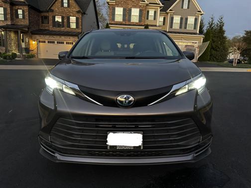 2021 Toyota Sienna LE 8 Passenger