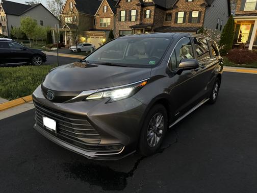2021 Toyota Sienna LE 8 Passenger