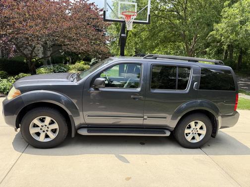 Blue 2011 Nissan Pathfinder SV