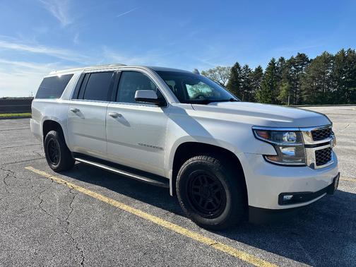White 2015 Chevrolet Suburban 1500 LT