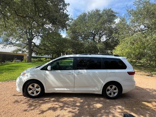 White 2015 Toyota Sienna LE