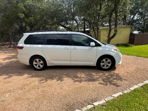 White 2015 Toyota Sienna LE