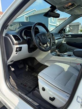 White 2017 Jeep Grand Cherokee Summit