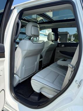 White 2017 Jeep Grand Cherokee Summit