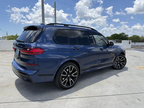 Blue 2022 BMW X7 xDrive40i