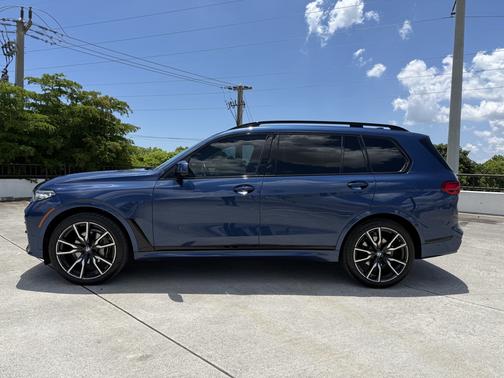 Blue 2022 BMW X7 xDrive40i