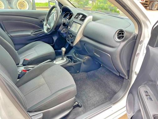 White 2019 Nissan Versa 1.6 SV