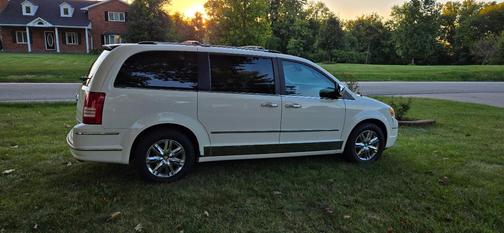 White 2010 Chrysler Town & Country New Limited