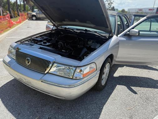 Beige 2005 Mercury Grand Marquis GS