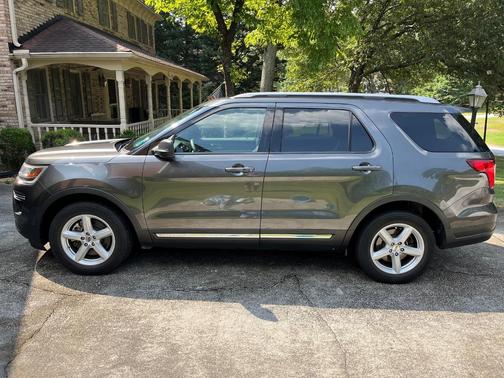 Gray 2018 Ford Explorer XLT