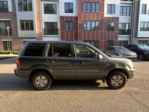 Gray 2005 Honda Pilot LX