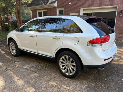 White 2015 Lincoln MKX Base