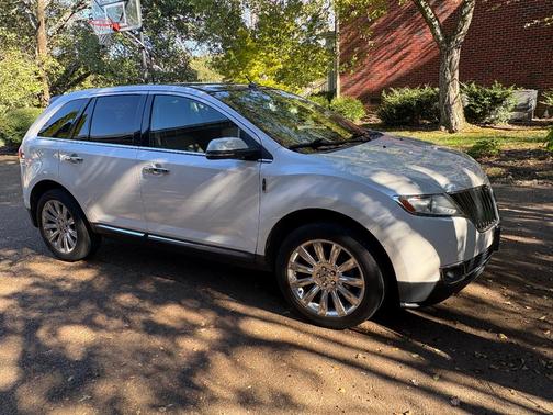 White 2015 Lincoln MKX Base