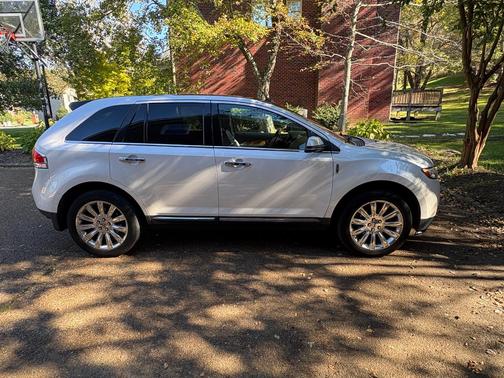 White 2015 Lincoln MKX Base