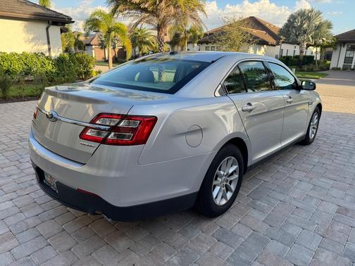 Silver 2015 Ford Taurus SE