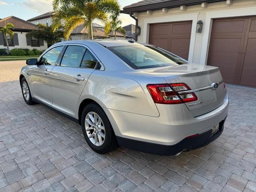 Silver 2015 Ford Taurus SE