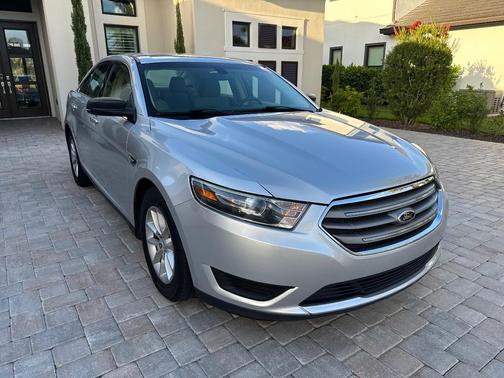 Silver 2015 Ford Taurus SE